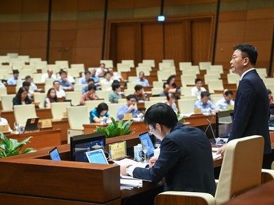 Bộ trưởng Bộ Tư pháp trả lời chất vấn tại phiên họp tháng 8/2023 của Ủy ban Thường vụ Quốc hội. 