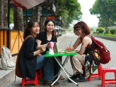 Giới trẻ thích thú với phố đi bộ.