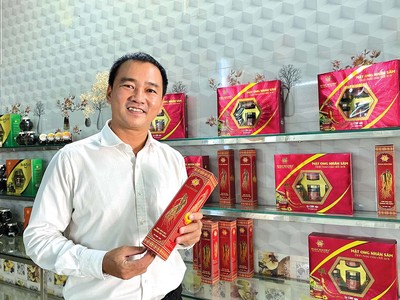 Lo doanh nghiệp trong nước mất cơ hội, ông Lư Nguyễn Xuân Vũ từ chối lời đề nghị làm thuê với mức lương hấp dẫn để thu gom mật ong tại Việt Nam cho doanh nghiệp nước ngoài và tự thành lập doanh nghiệp, một lòng hướng đến mục tiêu nâng tầm nông sản Việt.