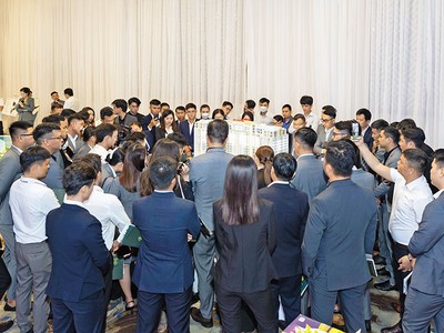 Các doanh nghiệp địa ốc đang tìm mọi cách để thoát hàng tồn. Trong ảnh: Mở bán một dự án tại Vũng Tàu. Ảnh: Lê Toàn