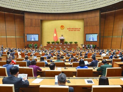 Các nhiệm vụ lập pháp nhiệm kỳ này sẽ được rà soát tại Hội nghị toàn quốc lần thứ nhất triển khai luật, nghị quyết của Quốc hội khóa XV diễn ra ngày 6/9. Trong ảnh - Một phiên họp toàn thể của Quốc hội đương nhiệm. 