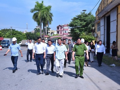 Ông Nguyễn Văn Tùng, Chủ tịch UBND thành phố Hải Phòng kiểm tra tiến độ GPMB phục vụ các Dự án. Ảnh: Trung Kiên.