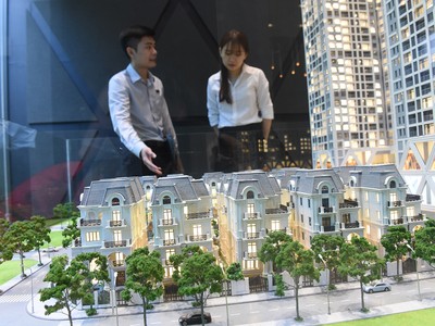 Môi giới là “gạch nối” giữa sản phẩm bất động sản với nhu cầu thị trường. Ảnh: Dũng Minh 