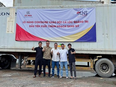 Lô hàng bánh canh cá lóc đầu tiên đã được Nguyễn Đức Nhật Thuận (đứng giữa) và các cộng sự xuất khẩu vào tháng 6/2023.
