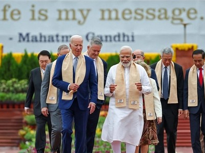 Thủ tướng Ấn Độ Narendra Modi (giữa), Tổng thống Mỹ Joe Biden và các nhà lãnh đạo thế giới khác thăm đài tưởng niệm anh hùng độc lập Ấn Độ Mahatma Gandhi, bên lề Hội nghị thượng đỉnh G20 ở New Delhi vào ngày 10/9. Ảnh: AFP