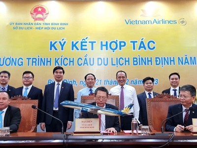Tháng 2/2023, Sở Du lịch, Hiệp hội Du lịch Bình Định và Vietnam Airlines đã ký kết biên bản thỏa thuận hợp tác xây dựng sản phẩm kích cầu du lịch Bình Định năm 2023 với phương châm “Tăng tối đa chất lượng sản phẩm, giảm tối đa giá thành sản phẩm". Ảnh: Thùy Trang.