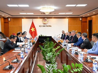 Lãnh đạo Bộ Công thương tại buổi làm việc với Hội đồng ngũ cốc Hoa Kỳ.