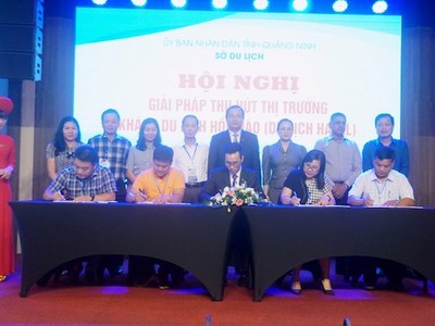 Các doanh nghiệp lữ hành và cơ sở lưu trú ký biên bản ghi nhớ về tăng cường liên kết, hợp tác tăng thu hút khách du lịch Hồi giáo tới Quảng Ninh. Ảnh: Đào Linh.