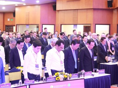 Trước khi bắt đầu Diễn đàn, các đại biểu dành phút mặc niệm 56 nạn nhân tử vong vụ cháy chung cư mini ở Hà Nội, 7 nạn nhân tử vong do lũ quét ở Lào Cai. Ảnh: Lê Toàn