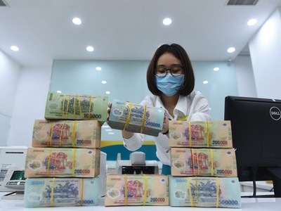 Trong bối cảnh tín dụng tăng chậm, ngân hàng “tồn kho” tiền, một số nhà băng mời chào vay vốn với lãi suất rất thấp. Ảnh: Dũng Minh 