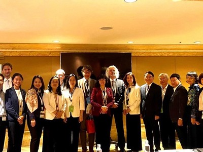 Đoàn công tác của Việt Nam và Giám đốc Liên minh Bảo tồn thiên nhiên quốc tế.