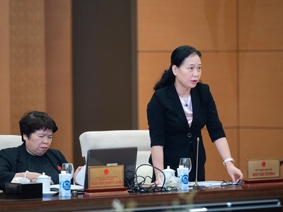 Phó chủ nhiệm Văn phòng Quốc hội Nguyễn Thị Thúy Ngần trình bày báo cáo thẩm tra. 