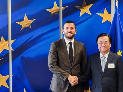 Cao ủy châu Âu về Môi trường, Đại dương và Nghề cá Virginijus Sinkevičius và Bộ trưởng Lê Minh Hoan.