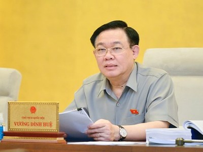 Chủ tịch Quốc hội Vương Đình Huệ phát biểu tại phiên họp.