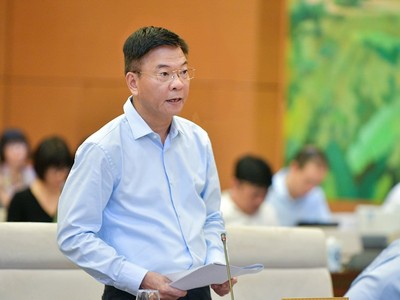 Bộ trưởng Bộ Tư pháp Lê Thành Long trình bày tờ trình.