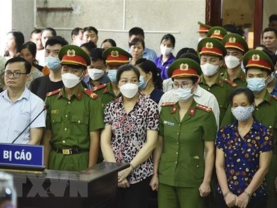 Cựu Phó chủ tịch UBND TP. Điện Biên Phủ Nguyễn Tuấn Anh cùng 8 bị cáo bị đưa ra xét xử. Ảnh: TTXVN.