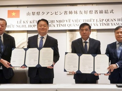 Lãnh đạo 2 tỉnh Quảng Bình - Yamanashi trao biên bản ghi nhớ hợp tác. Ảnh: Ngọc Mai