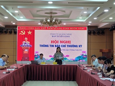 Bà Phạm Thuỳ Dương, Phó Trưởng Ban Tuyên giáo tỉnh Quảng Ninh cung cấp thông tin tại Hội nghị. Ảnh: Thu Lê