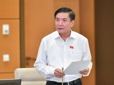 Tổng thư ký Quốc hội Bùi Văn Cường phát biểu tại phiên họp.