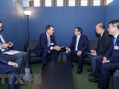 Thủ tướng Phạm Minh Chính tiếp Tổng Giám đốc Tổ chức Phát triển Công nghiệp Liên hợp quốc Gerd Müller. (Ảnh: Dương Giang/TTXVN)