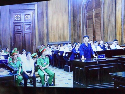 Để phục vụ xét xử, Tòa án triệu tập 12 người có quyền lợi, nghĩa vụ liên quan nhưng có nhiều đương sự vắng mặt.