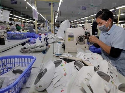 May giày xuất khẩu tại Công ty TNHH Hóa Dệt Hà Tây, xã Cam Thượng, Ba Vì, Hà Nội. (Ảnh: Trần Việt/TTXVN)