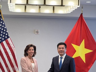 Bộ trưởng Công thương Nguyễn Hồng Diên làm việc với Bộ trưởng Thương mại Hoa Kỳ Gina Raimondo. (Ảnh: Kiều Trang/TTXVN)