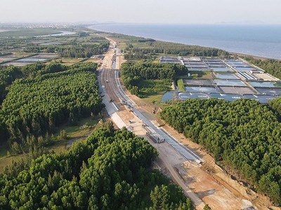 Tuyến đường ven biển từ Nghi Sơn đến Cửa Lò là một trong những dự án trọng điểm đang được triển khai thi công