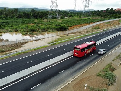 Một đoạn cao tốc Bắc - Nam, đoạn Dầu Giây - Phan Thiết do Nhà nước đầu tư.