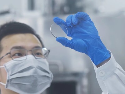 Nhà nghiên cứu tại Trung tâm Đổi mới và Khoa học Quốc tế Hàng Châu thuộc Đại học Chiết Giang của Trung Quốc xem xét các tấm oxit gali. Ảnh: Getty Images