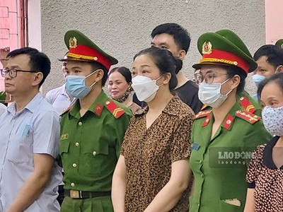 Cựu Phó chủ tịch UBND TP.Điện Biên Phủ Nguyễn Tuấn Anh cùng đồng phạm bị đưa ra xét xử. Ảnh: Lao động