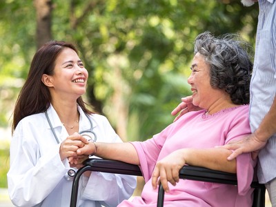 Tại Việt Nam, trung tâm điều dưỡng và chăm sóc sức khỏe người già là một thị trường rất tiềm năng. 