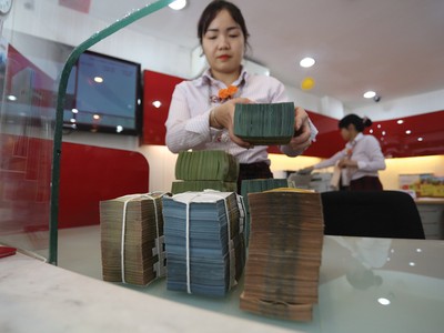 Tiền đang dư thừa, nhưng ngân hàng khó cho vay