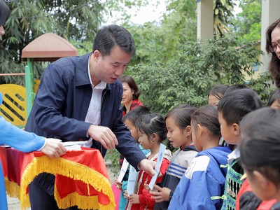 Tổng giám đốc Bảo hiểm Xã hội Việt Nam Nguyễn Thế Mạnh tặng thẻ BHYT cho học sinh tại tỉnh Điện Biên