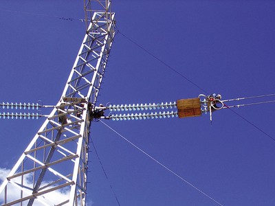 EVN đang tập trung các giải pháp tối ưu chi phí, cắt giảm chi phí không cần thiết để bớt gánh nặng tài chính. Trong ảnh: Sửa chữa đường dây 500kV Bắc - Nam. Ảnh: H.L