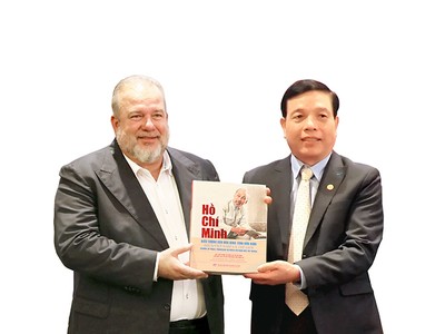  Anh hùng lực lượng vũ trang Nhân dân Phan Văn Quý chụp chung với Thủ tướng Cộng hòa Cuba Manuel Marrero Cruz tại Việt Nam năm 2022