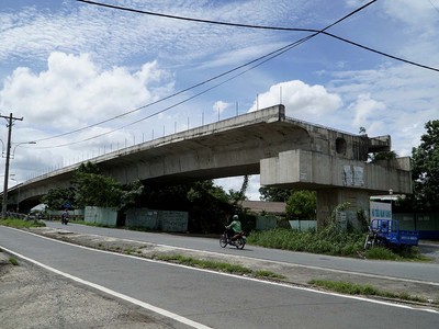 Cầu Tăng Long (TP. Thủ Đức) dừng thi công từ năm 2019 do chưa có mặt bằng.