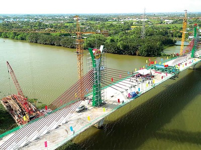 Cầu bắc qua sông Vàm Cỏ Tây, thuộc Dự án đường Vành đai TP. Tân An đã hợp long vào ngày 1/9/2023 Ảnh: Đài PT - TH Long An