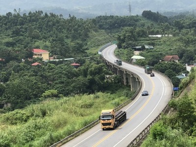 Một đoạn cao tốc Yên Bái - Lào Cai quy mô 2 làn xe.