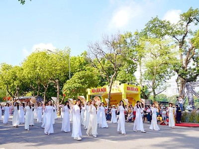 Carnaval thu Hà Nội nằm trong khuôn khổ chương trình “Festival Thu Hà Nội 2023”. Đây là sự kiện được dàn dựng công phu với quy mô lớn, là sự giao thoa sống động giữa truyền thống và hiện đại, đem lại những nét văn hóa vô cùng tinh tế, nhiều sắc màu không chỉ của Thủ đô Hà Nội mà còn của rất nhiều địa phương trên dải đất hình chữ S thân yêu.