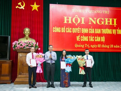 Phó Bí thư Thường trực Tỉnh uỷ Quảng Trị Hoàng Đăng Quang trao quyết định và tặng hoa với các cán bộ được bổ nhiệm. Ảnh: Lê Trường 