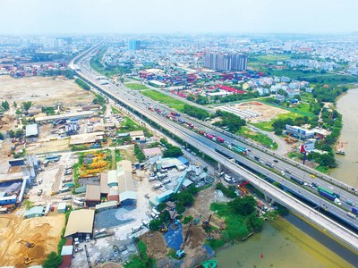 Quỹ đất dọc theo các trục hạ tầng giao thông lớn vẫn đang chờ khai thác 