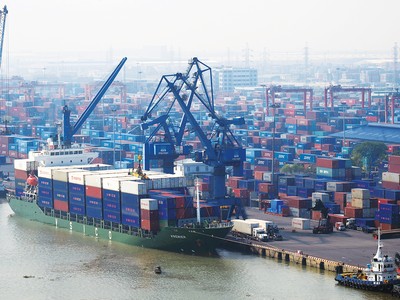 Cuối năm là “điểm rơi” lợi nhuận của ngành logistics. Ảnh: Dũng Minh 