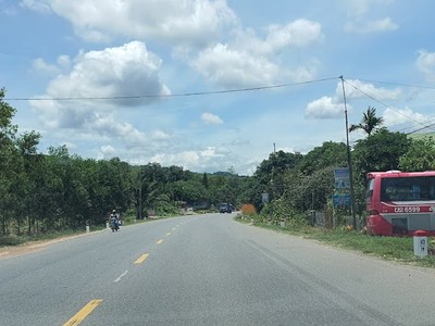 Quốc lộ 9 nối từ TP. Đông Hà lên cửa khẩu Lao Bảo hiện hữu. Ảnh: Ngọc Tân