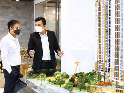 Khách hàng tìm hiểu thông tin dự án căn hộ tại TP.HCM.