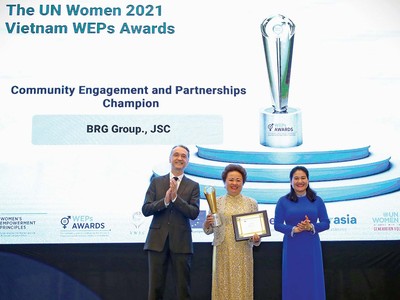 Madame Nguyễn Thị Nga, Chủ tịch Tập đoàn BRG nhận giải tại Giải thưởng Trao quyền cho phụ nữ (WEPs 2021).