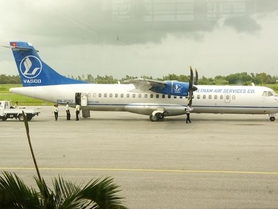 Tàu bay ATR72 của VASCO đón khách tại Sân bay Rạch Giá.