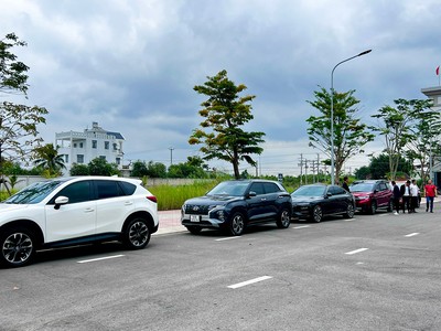 Nhà đầu tư đi xem đất trở lại. Ảnh: Việt Dũng