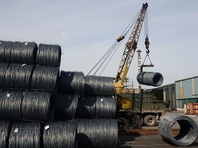 Tiêu thụ trong nước giảm nhưng cả nước vẫn chi 7,6 tỷ USD nhập khẩu sắt thép các loại. 