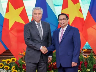 Thủ tướng Phạm Minh Chính và Chủ tịch Duma Quốc gia Quốc hội Liên bang Nga Vyacheslav Volodin. (Ảnh: Nhật Bắc)